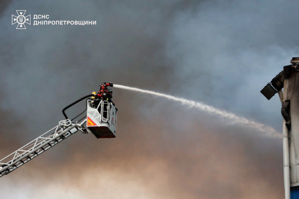 Пожежу на місці ракетного удару у Дніпрі приборкують понад 120 рятувальників