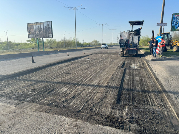 У Кам&rsquo;янському приступили до ремонту дорожнього покриття на мосту: роботи триватимуть й завтра