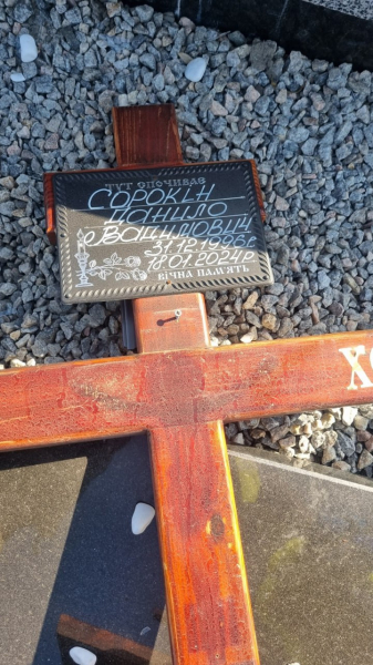 У Тернівці п&rsquo;яна водійка розтрощила автівкою пам&rsquo;ятник на могилі військового