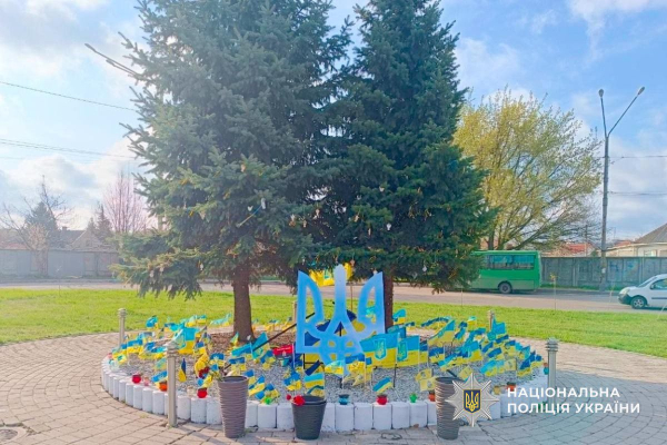 У Дніпрі чоловік пошкодив прапори та вирвав квіти на Алеї пам&rsquo;яті загиблих Героїв