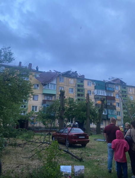 У Павлограді смерч посеред міста зірвав дахи з будинків