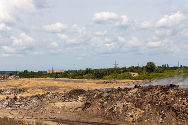 Масштабну пожежу на міському звалищі у Кам&rsquo;янському майже ліквідовано, однак роботи ще тривають