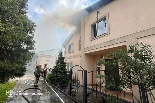 Внаслідок обстрілу у Нікополі зайнявся приватний будинок