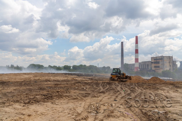 Масштабну пожежу на міському звалищі у Кам&rsquo;янському майже ліквідовано, однак роботи ще тривають
