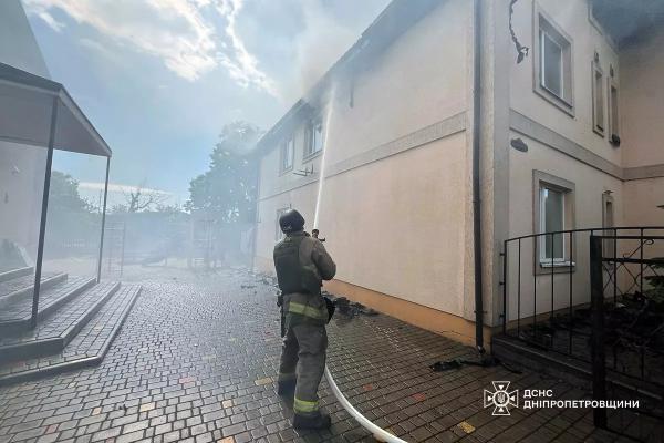 Внаслідок обстрілу у Нікополі зайнявся приватний будинок