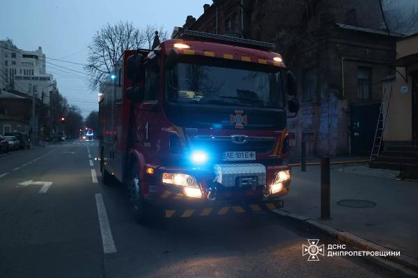 У Дніпрі рятувальники дістали з палаючої занедбаної будівлі травмованого чоловіка