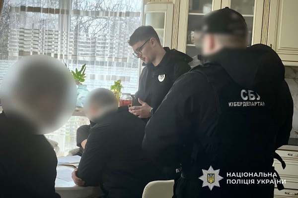 У Дніпрі лікарка з сином продавали &laquo;непридатність&raquo; до служби за 10 тис. доларів