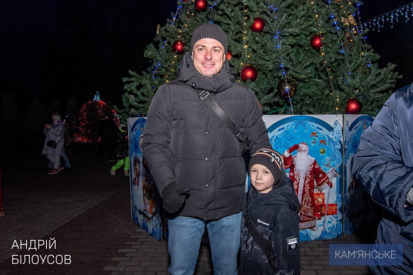 У Кам&rsquo;янському відкрили міську новорічну ялинку