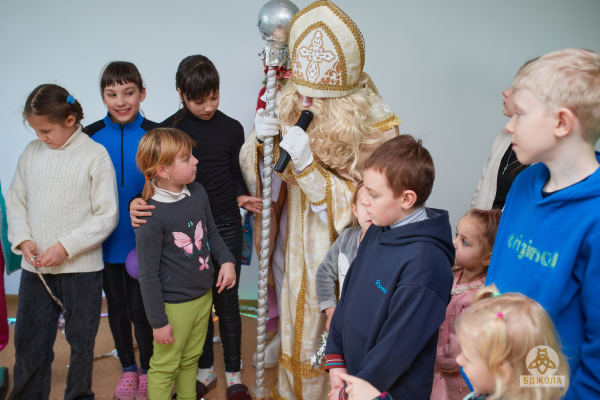 У Кам&rsquo;янському для маленьких пацієнтів дитячої лікарні влаштували тепле свято Миколая&nbsp;