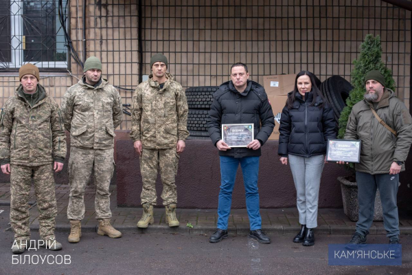 Мер Кам&rsquo;янського передав бійцям Starlink та гуму для авто
