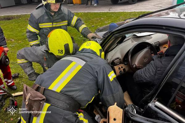У Дніпрі сталося зіткнення трьох автомобілів, одного з водіїв затиснуло у салоні