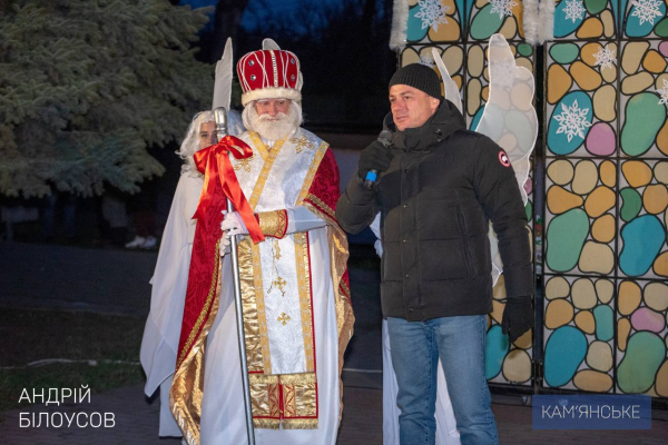 У Кам&rsquo;янському відкрили міську новорічну ялинку