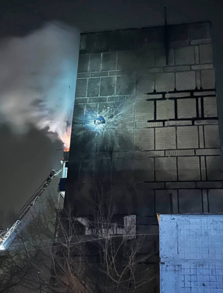 У Кривому Розі ворожий БпЛА влучив у багатоповерхівку