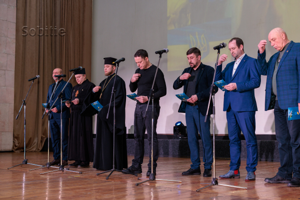 Зі сцени кіноконцертного залу &laquo;Мир&raquo; у Кам&rsquo;янському лунали молитви за Україну та її людей