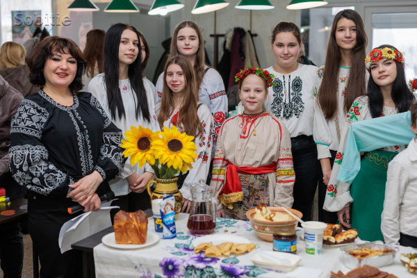 На лівобережжі Кам&rsquo;янського відсвяткували Масницю та провели ярмарок на підтримку ЗСУ