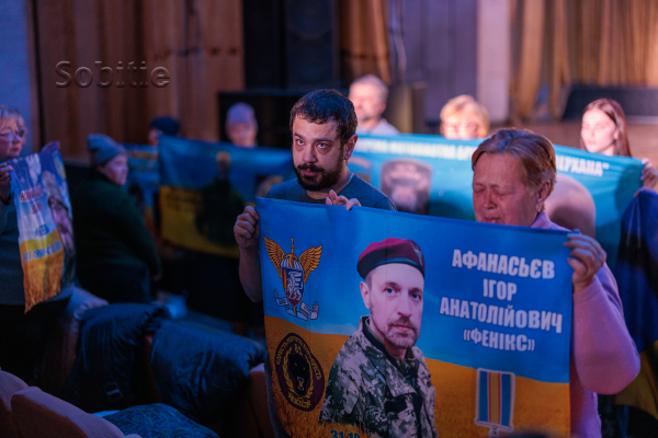 Зі сцени кіноконцертного залу &laquo;Мир&raquo; у Кам&rsquo;янському лунали молитви за Україну та її людей