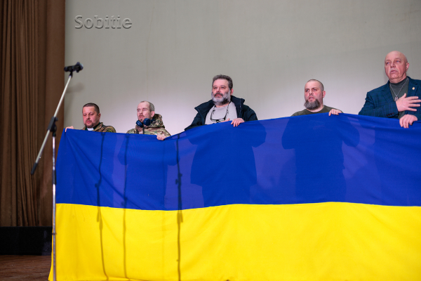 Зі сцени кіноконцертного залу &laquo;Мир&raquo; у Кам&rsquo;янському лунали молитви за Україну та її людей