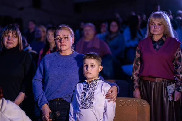 Зі сцени кіноконцертного залу &laquo;Мир&raquo; у Кам&rsquo;янському лунали молитви за Україну та її людей