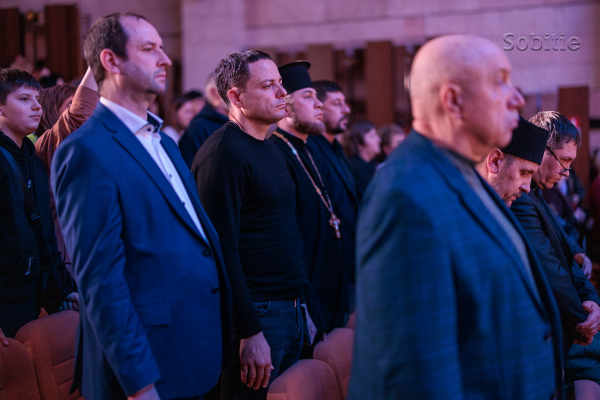 Зі сцени кіноконцертного залу &laquo;Мир&raquo; у Кам&rsquo;янському лунали молитви за Україну та її людей