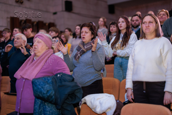 Зі сцени кіноконцертного залу &laquo;Мир&raquo; у Кам&rsquo;янському лунали молитви за Україну та її людей