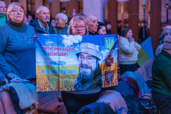 Зі сцени кіноконцертного залу &laquo;Мир&raquo; у Кам&rsquo;янському лунали молитви за Україну та її людей
