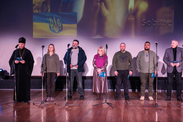 Зі сцени кіноконцертного залу &laquo;Мир&raquo; у Кам&rsquo;янському лунали молитви за Україну та її людей