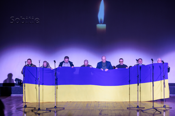 Зі сцени кіноконцертного залу &laquo;Мир&raquo; у Кам&rsquo;янському лунали молитви за Україну та її людей
