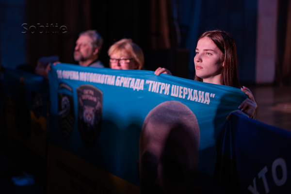 Зі сцени кіноконцертного залу &laquo;Мир&raquo; у Кам&rsquo;янському лунали молитви за Україну та її людей
