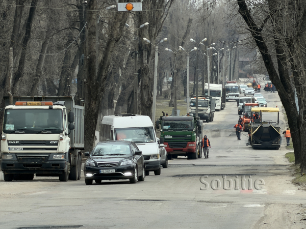 У Кам&rsquo;янському розпочали асфальтування дороги на проспекті Відродження