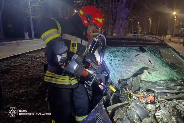 У Кам&rsquo;янському районі BMW влетів у бетонну опору: рятувальники деблокували постраждалу пасажирку