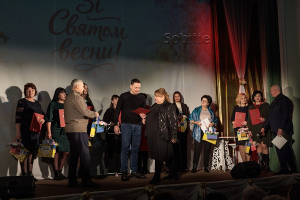 Представниць сфери освіти у Кам’янському привітали зі святом весни Представниць сфери освіти у Кам’янському привітали зі святом весни