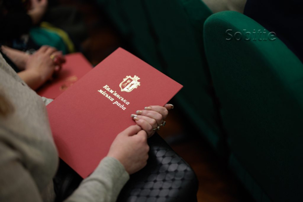 Представниць сфери освіти у Кам’янському привітали зі святом весни Представниць сфери освіти у Кам’янському привітали зі святом весни