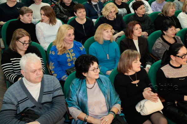 Представниць сфери освіти у Кам’янському привітали зі святом весни Представниць сфери освіти у Кам’янському привітали зі святом весни