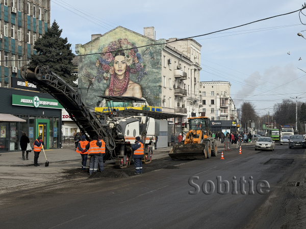 У Кам&rsquo;янському розпочали ремонт доріг: де вже працює техніка та які вулиці у пріоритеті