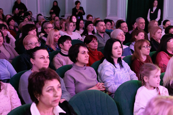 У Кам&rsquo;янському працівниць сфер охорони здоров&rsquo;я, соціальної та ЖКГ вітали зі святом весни