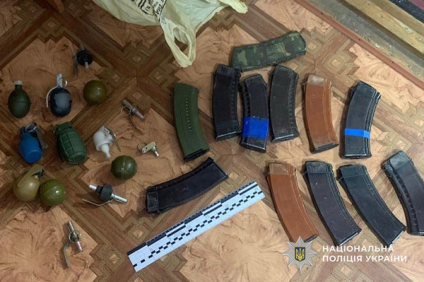 Автомат, гранати та сотні набоїв: жителя Криворіжжя судитимуть за зберігання зброї