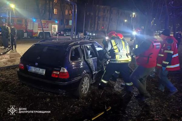 У Кам&rsquo;янському районі BMW влетів у бетонну опору: рятувальники деблокували постраждалу пасажирку