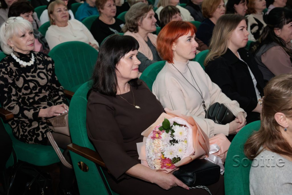 Представниць сфери освіти у Кам’янському привітали зі святом весни Представниць сфери освіти у Кам’янському привітали зі святом весни