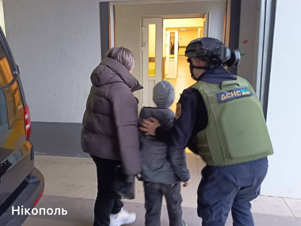 Ворог атакував Нікополь FPV-дроном: поранені 11 людей, серед них &ndash; 16-річна дівчина