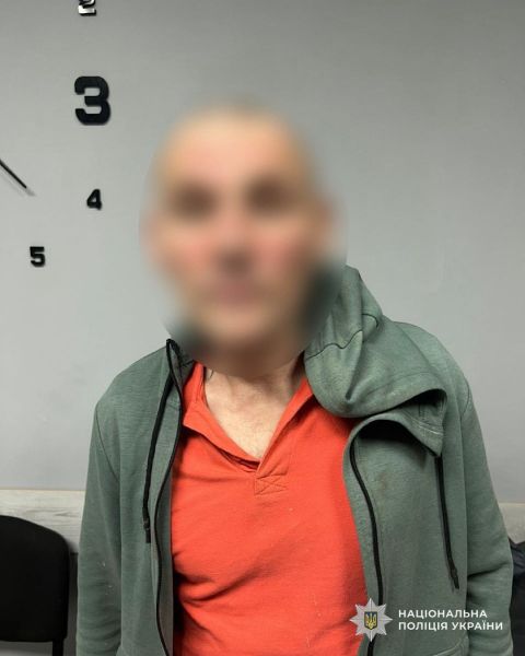 У Слобожанському рецидивіст напав на охоронця з ножем та відібрав гроші