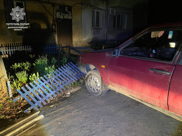 У Дніпрі п&rsquo;яний водій із підробленим посвідченням протаранив паркан та лавку у дворі багатоповерхівки