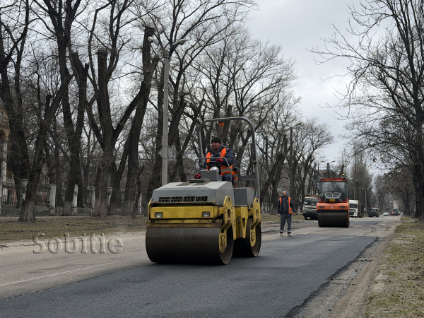 У Кам&rsquo;янському розпочали асфальтування дороги на проспекті Відродження