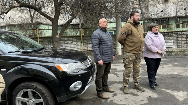 Освітяни Кам&rsquo;янського передали захисникам 53-й автомобіль