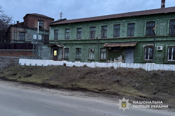 Дістав ніж та вдарив у стегно: у Дніпрі 58-річний чоловік завдав поранення працівнику ТЦК