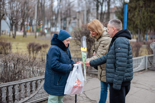 Мешканок Дніпробуду у Кам&rsquo;янському привітали зі святом весни
