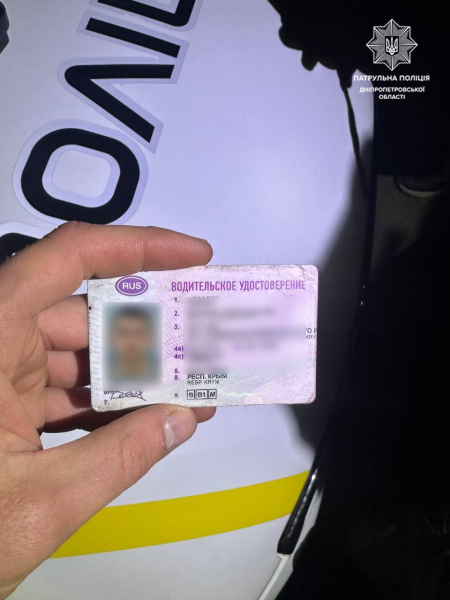 У Дніпрі п&rsquo;яний водій із підробленим посвідченням протаранив паркан та лавку у дворі багатоповерхівки