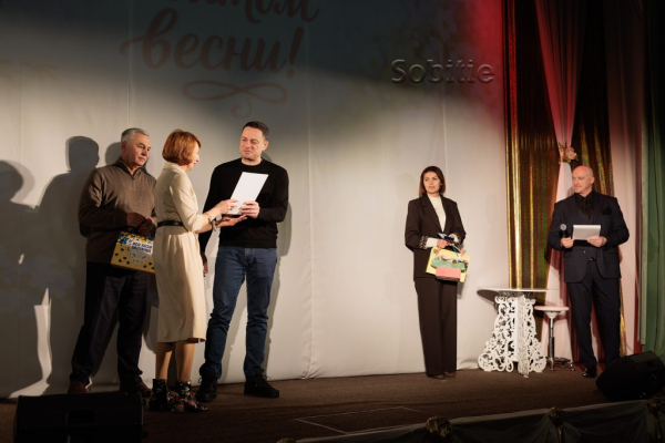 Представниць сфери освіти у Кам’янському привітали зі святом весни Представниць сфери освіти у Кам’янському привітали зі святом весни