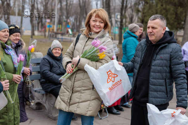 Мешканок Дніпробуду у Кам&rsquo;янському привітали зі святом весни