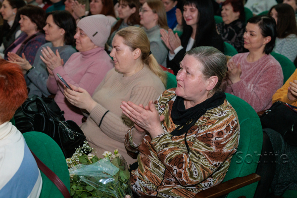 У Кам&rsquo;янському працівниць сфер охорони здоров&rsquo;я, соціальної та ЖКГ вітали зі святом весни