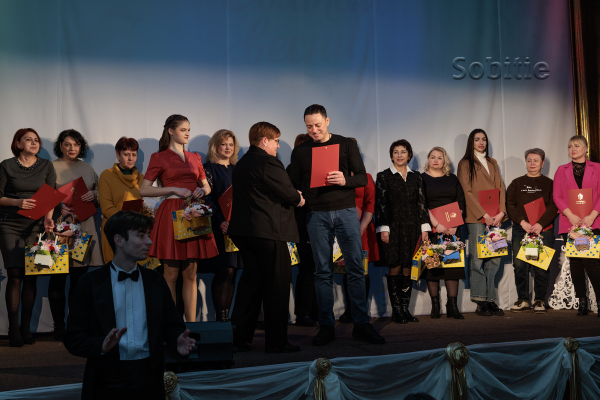 У Кам&rsquo;янському працівниць сфер охорони здоров&rsquo;я, соціальної та ЖКГ вітали зі святом весни